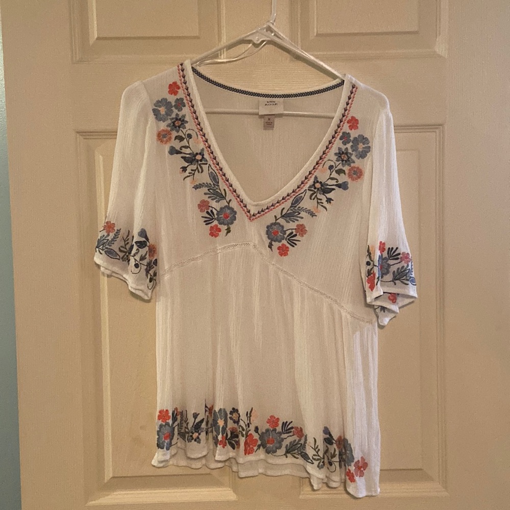 Knox Rose floral blouse in size medium! This shirt has never been worn!